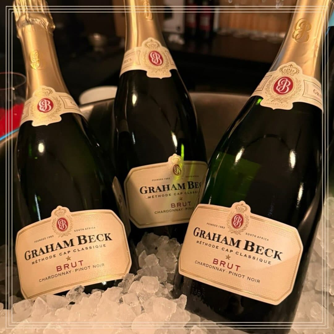 Vrijdag begonnen we de Nieuwjaarseditie met een Zuid-Afrikaans bubbeltje, namelijk een Brut van het wijnhuis Graham Beck in Robertson. Deze bubbel wordt gemaakt van Chardonnay en Pinot Noir druiven, net zoals een champagne. En niet alleen de druiven komen overeen: ook wordt deze bubbel op dezelfde manier geproduceerd.
Een leuk weetje over deze Zuid-Afrikaanse bubbel: het was de feestdrank naar keuze van Nelson Mandela en Barack Obama bij hun inauguratie. Nou, dat snappen wij wel!
De wijnen door @hetviswijfdenbosch @wijnbijstijn_