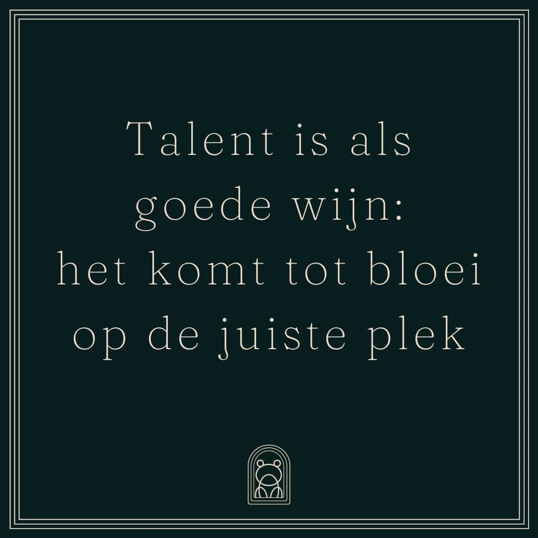 Wát een inspirerende avond hebben we gehad bij Angèl van @talentinteams !
Angèl nam ons mee in de wereld van talenten en liet zien hoe belangrijk het is om niet alleen te kijken naar wat iemand doet, maar vooral naar waar iemands natuurlijke kracht ligt.
We kregen zelf een talentscan en ontdekten zo meer over onze eigen kwaliteiten, wat bij ons past en in welke rol je het beste tot je recht komt. Super interessant om te ervaren hoe veel verschil het kan maken als talent op de juiste plek wordt ingezet.
Natuurlijk sloten we daar ook ons wijnthema op aan: talent ontdekken, herkennen en op de juiste plek tot bloei laten komen. Met wijnen die ieder op hun eigen manier precies dat verhaal vertelden.
Dankjewel Angèl voor je gastvrijheid, je openheid en je inspirerende verhaal. Een sterke vrouw met een prachtige visie. Boordevol inspiratie en motivatie gingen we naar huis!