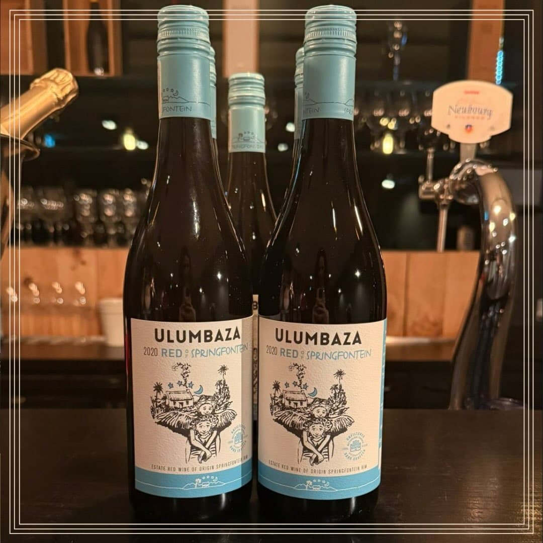 Na de bubbel volgde een heerlijke Chenin Blanc van het wijnhuis Groot Parys in Paarl: Die Tweede Droom, afkomstig uit de Vatgegis wijngaard. Deze wijn is gemaakt door de Nederlandse Elizma Visser, die haar kennis gebruikte voor de productie van deze complexe wijn, te beginnen bij de druiven van 40 jaar oude stokken. Het grootste gedeelte van de wijn rijpte meer dan 10 maanden op Frans eiken, maar een klein gedeelte (5%) heeft gerijpt op amphora: een wijnvat van klei of aardewerk.
We sloten de avond af met een rode wijn van Springfontein Wine Estate: Ulumbaza Red 2020. Deze wijn is een blend van Shiraz, Merlot,Cabernet Sauvignon en Pinotage. De wijn heeft 20 maanden rijping gehad op third fill vaten, wat zorgt voor structuur en rondere tannines, zonder dat het het nog veel houtsmaak afgeeft.
Wist je dat Ulumbaza ‘House of Joy’ betekent? Joy hebben wij in ieder geval gehad!
De wijnen door @hetviswijfdenbosch @wijnbijstijn_