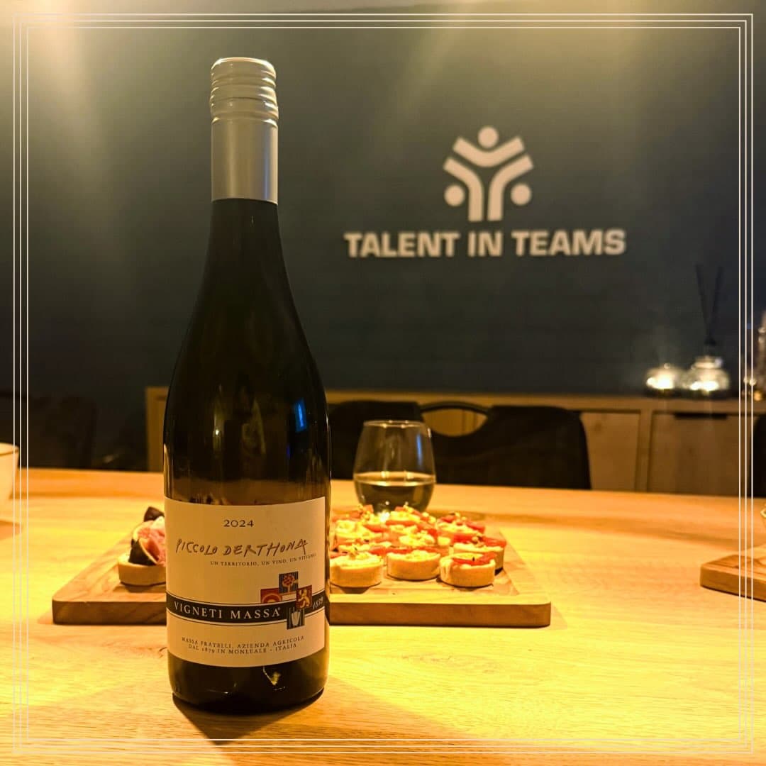 Talent ontdekken: we begonnen onze wijnreis met de Vigneti Massa Piccolo Derthona, gemaakt van de Timorasso-druif uit Piemonte, Italië. Een frisse, elegante witte wijn met tonen van citrus, bloemen en groene kruiden en een mooie minerale afdronk. Een druif die bijna in de vergetelheid raakte, totdat wijnmaker Walter Massa het verborgen potentieel ervan herkende en de druif nieuw leven inblies.
Dit bijzondere verhaal kregen we mee van de @vughtsewijnkoperij, waar we ontzettend goed werden geholpen bij het uitzoeken van de wijnen voor ons thema. Zij kwamen met deze prachtige Timorasso en het verhaal erachter. Precies passend bij ons thema: soms is talent er altijd al, maar moet iemand het alleen nog ontdekken.